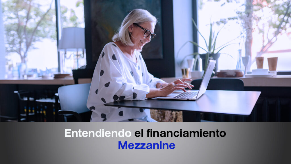 Una foto de una mujer en un computador y el titulo "Entendiendo-el-financiamiento-mezzanine/"